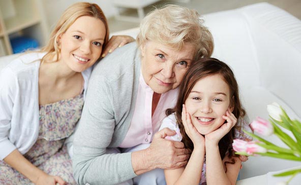 Großmutter mit Tochter und Nichte in Pose für das Foto